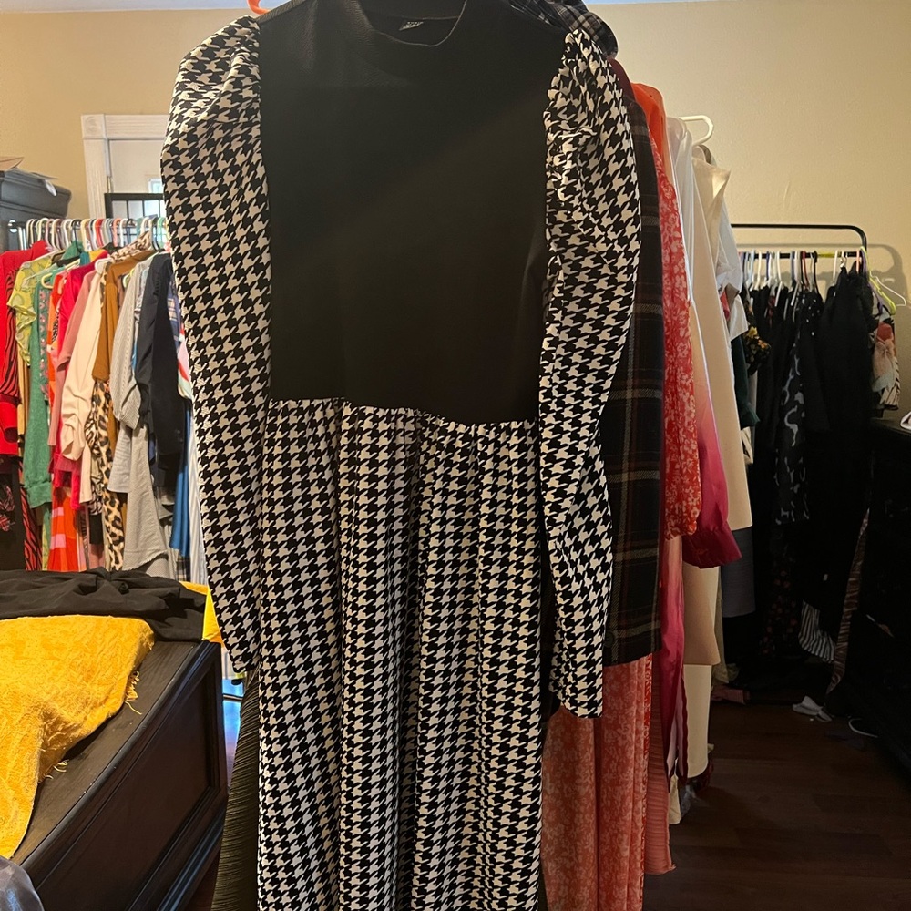 Size medium. Like new. Top portion is stretchy can fit a small. IMO